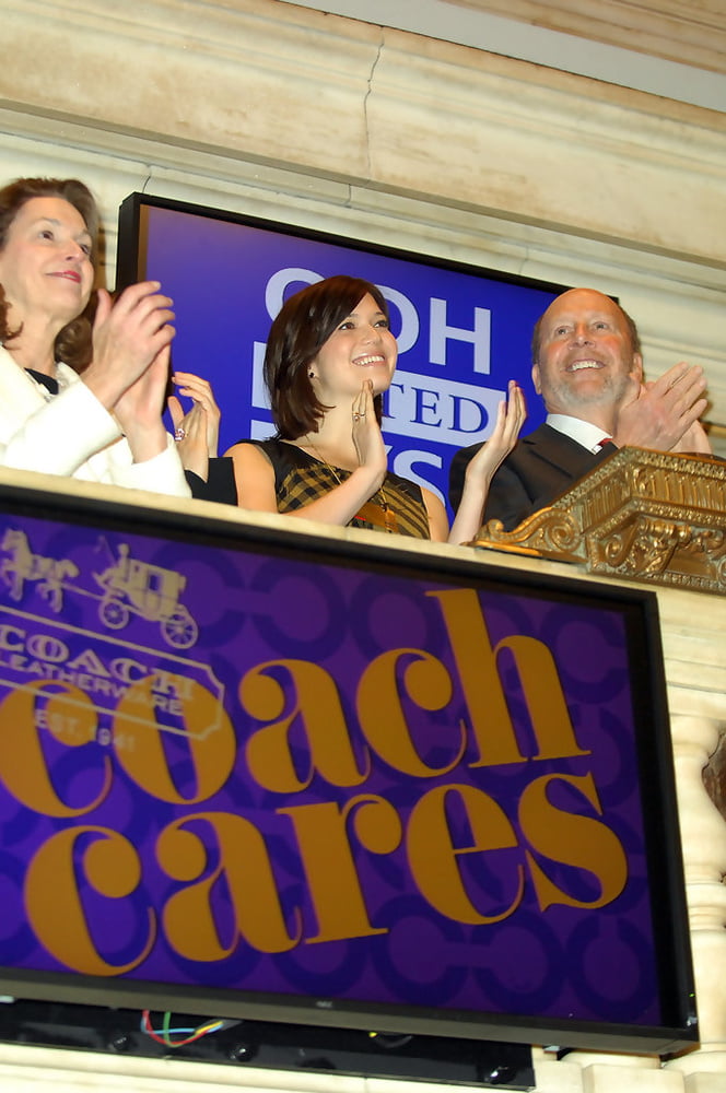 Mandy moore - coach rings the nyse opening bell (12 dec 2008
 #82738055