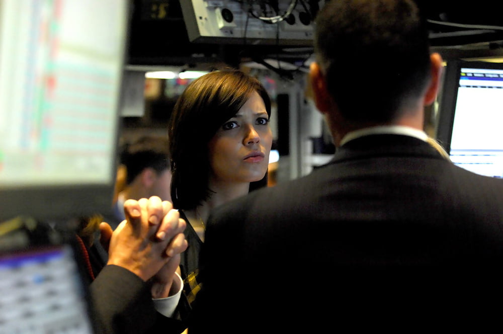 Mandy moore - coach rings the nyse opening bell (12 dec 2008
 #82738132