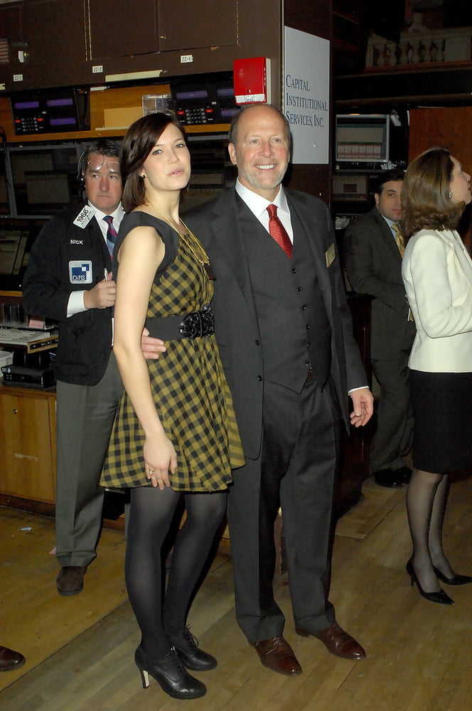 マンディ・ムーア - コーチがニューヨーク証券取引所のオープニング・ベルを鳴らす (2008年12月12日)
 #82738178