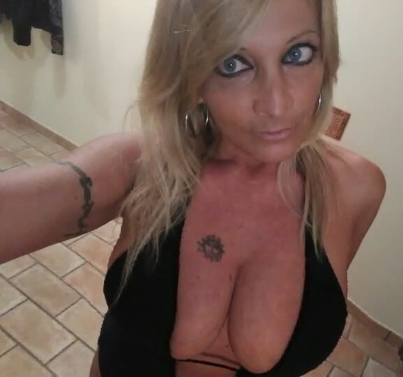 Italiana rubia mamá milf expuesta webwhore webslut masa favs
 #100953655