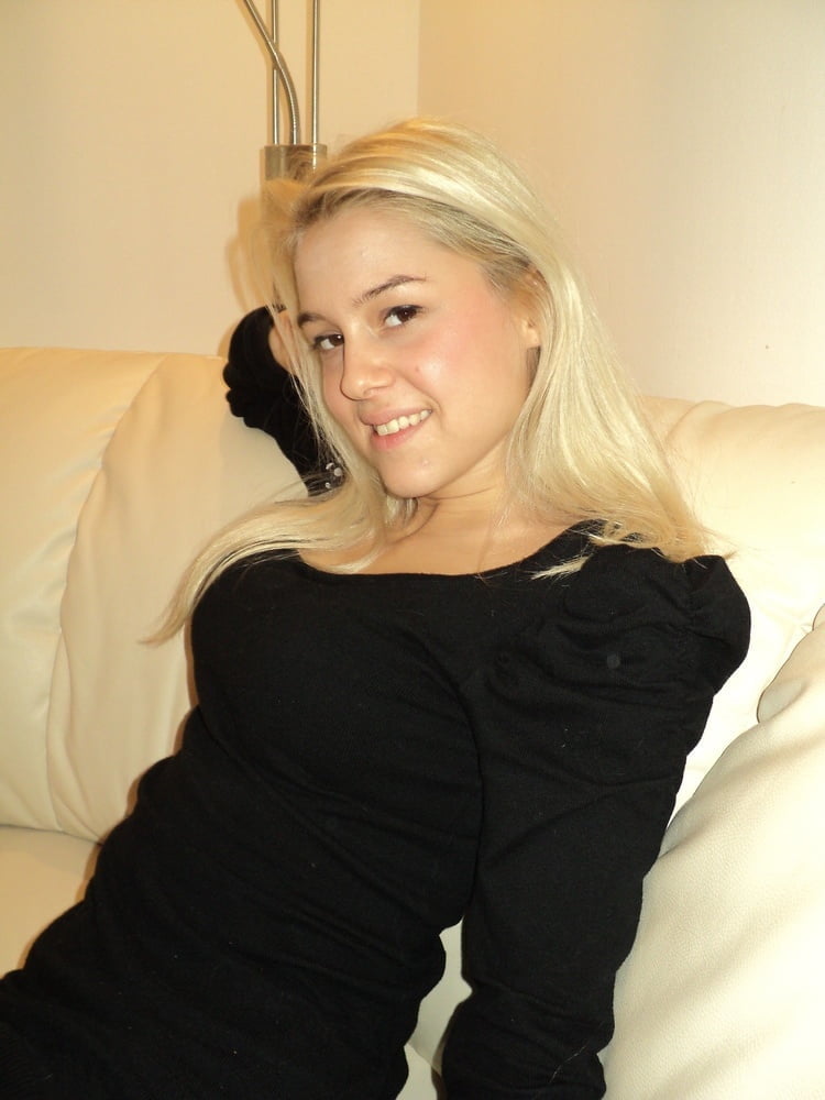 Sherry, une jeune blonde aux seins fermes
 #80098971