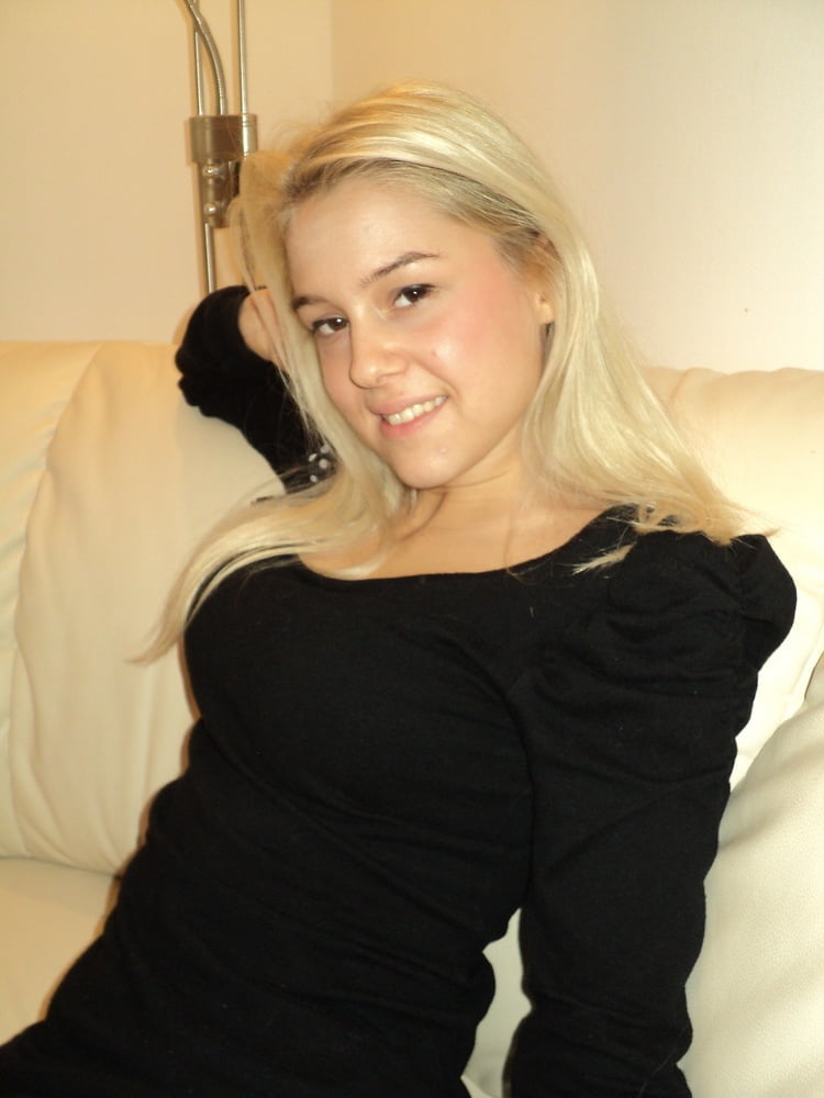 Sherry, une jeune blonde aux seins fermes
 #80098974