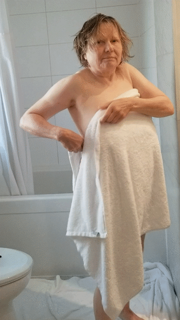 Grand-mère nue à forte poitrine en vacances gifs
 #106744039