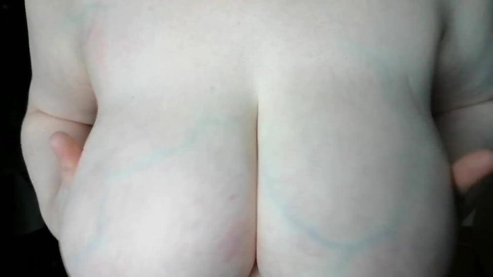 Mes gros seins (photos de la vidéo)
 #98649347