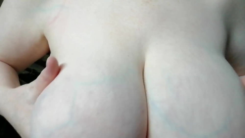 Mes gros seins (photos de la vidéo)
 #98649458