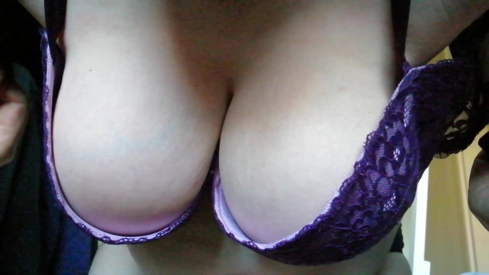 Mes gros seins (photos de la vidéo)
 #98649493