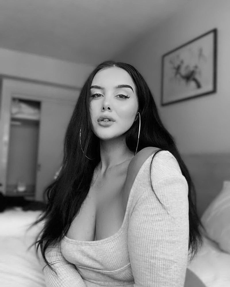 Larissa - The perfect bombshell (B&amp;W edition) #102237930