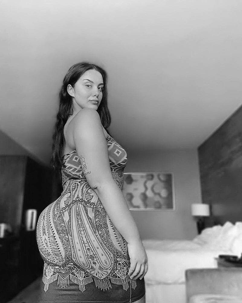 Larissa - The perfect bombshell (B&amp;W edition) #102238146