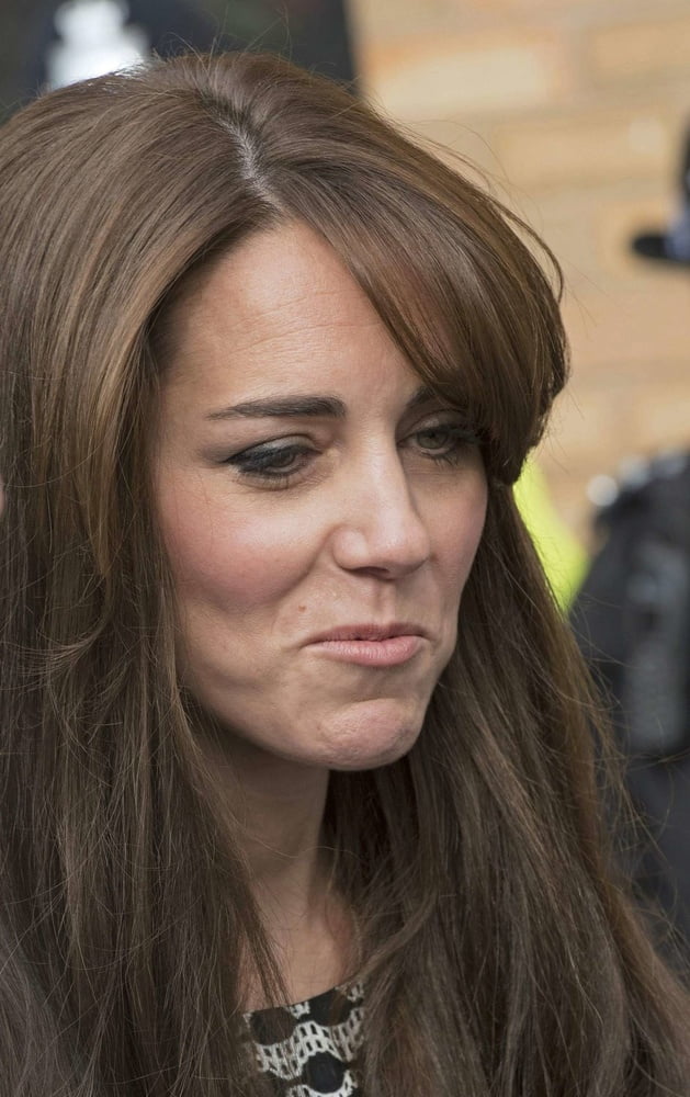 Kate Middleton zieht viele niedliche Gesichter 2
 #99569443