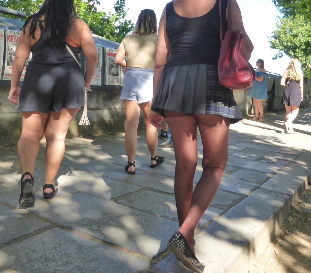Femme salope en mini-jupe
 #91802432