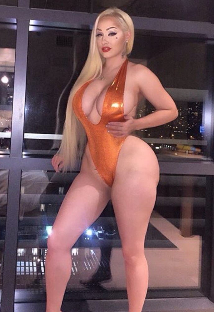 Caderas anchas de las mujeres 310
 #104693636