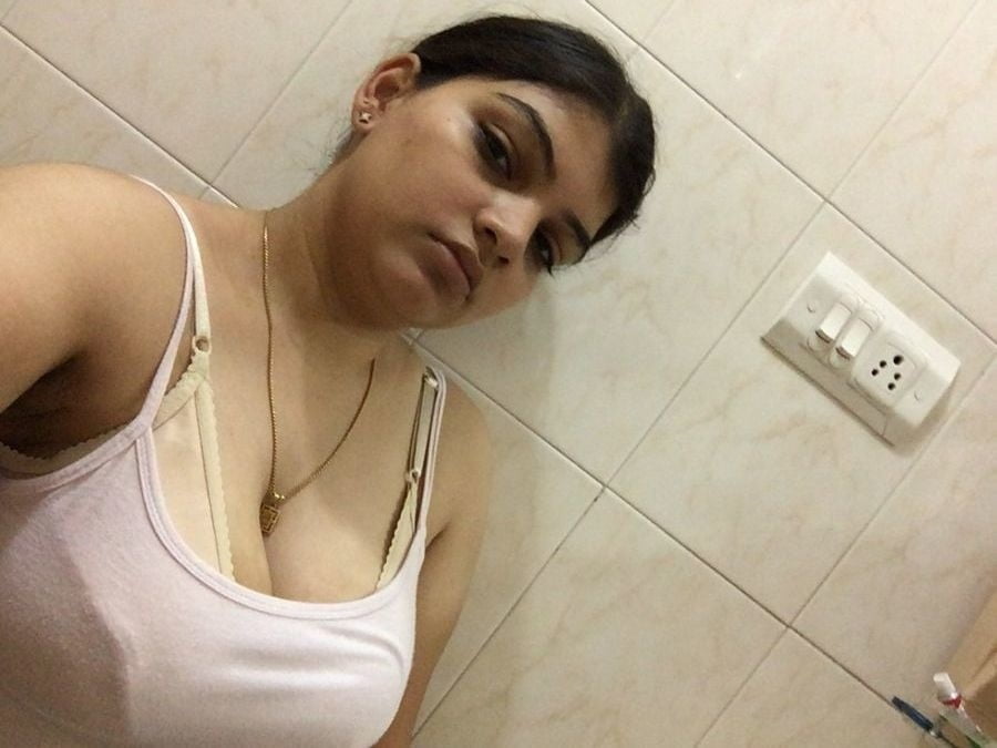 Femme indienne montrant ses gros seins
 #81067821