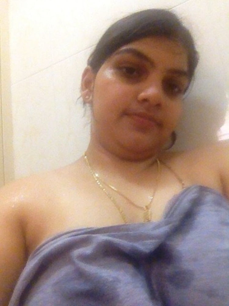 Indische Frau zeigt ihre großen Brüste
 #81067827