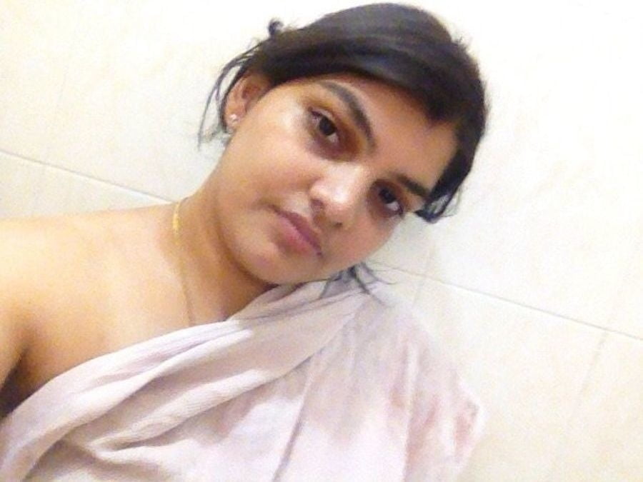 Indische Frau zeigt ihre großen Brüste
 #81067830