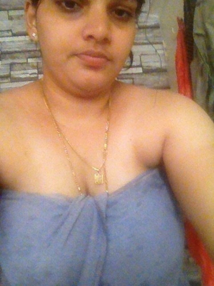 Indische Frau zeigt ihre großen Brüste
 #81067833
