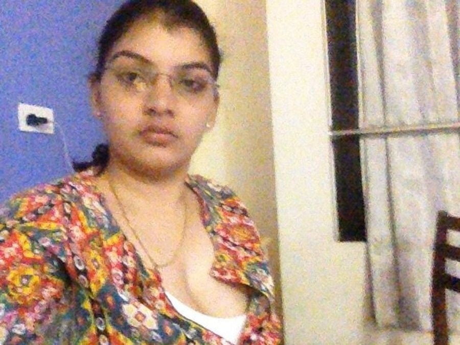 Indische Frau zeigt ihre großen Brüste
 #81067836