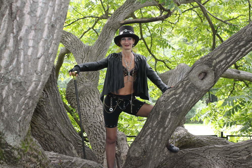 Clockpunk under the tree 2 #107114983