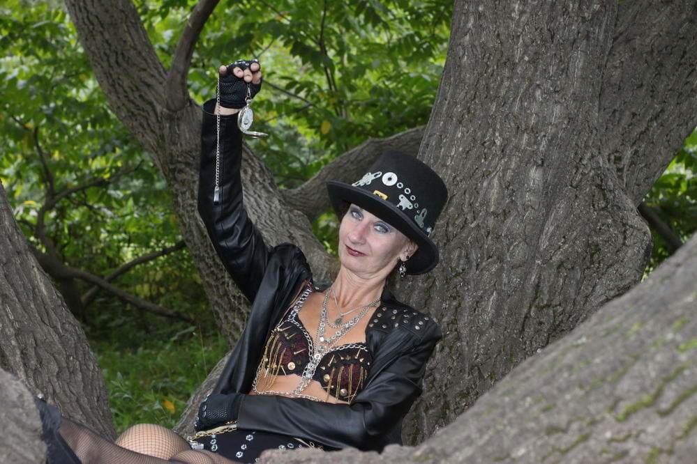 Clockpunk under the tree 2 #107115007