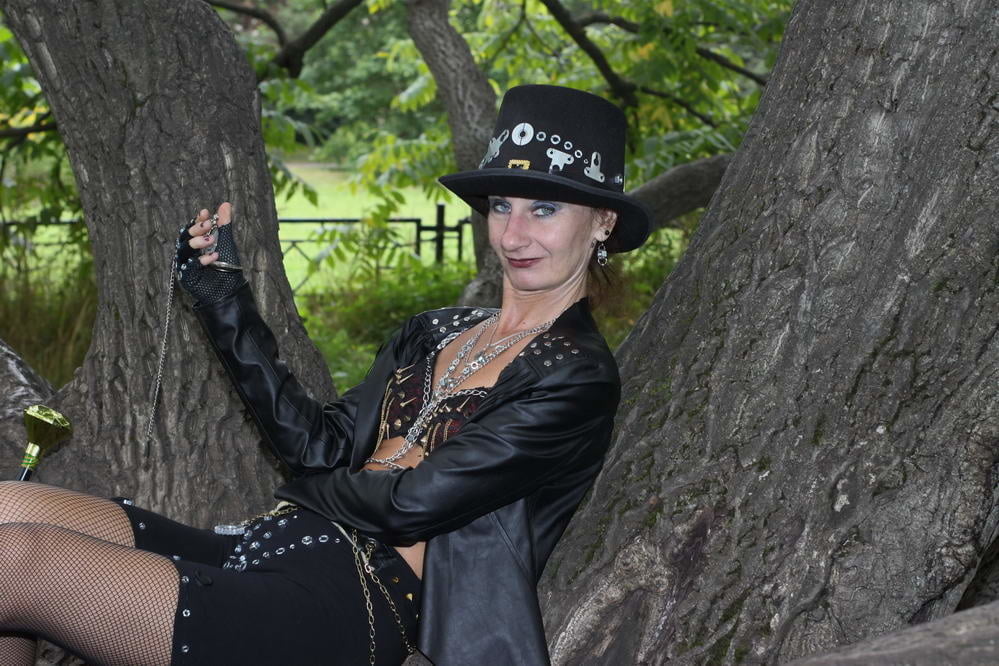 Clockpunk under the tree 2 #107115011