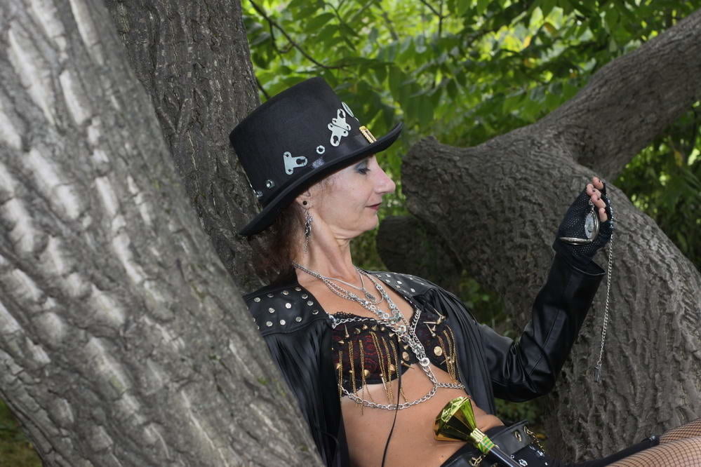 Clockpunk under the tree 2 #107115021