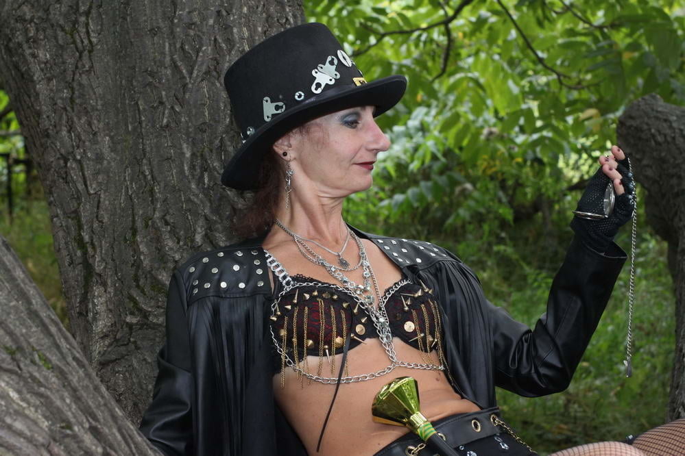 Clockpunk under the tree 2 #107115022