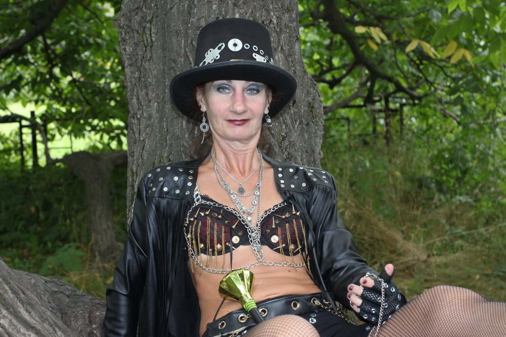 Clockpunk under the tree 2 #107115024