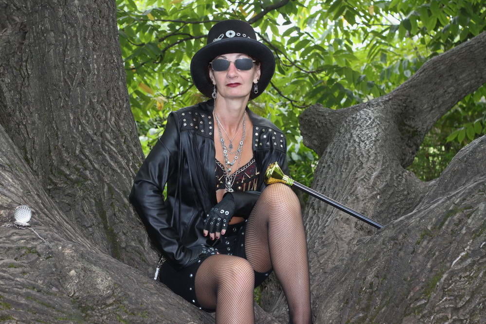 Clockpunk under the tree 2 #107115035