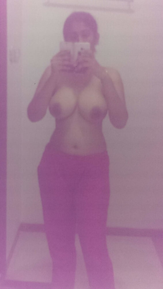 Moglie indiana nuda nello specchio
 #81699701