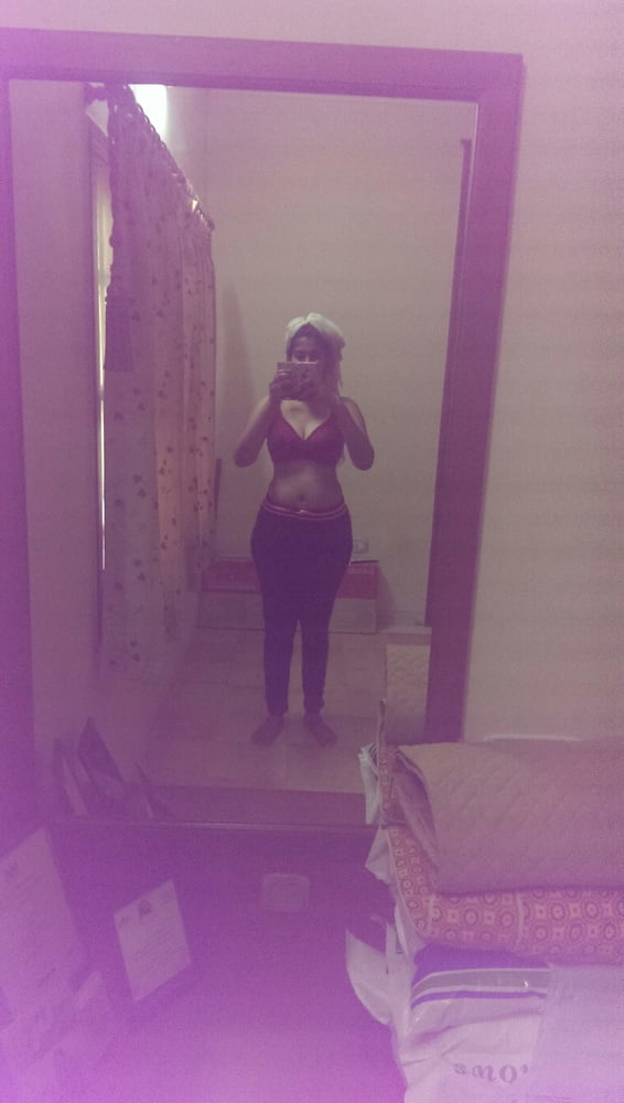 Indische Frau nackt im Spiegel
 #81699709