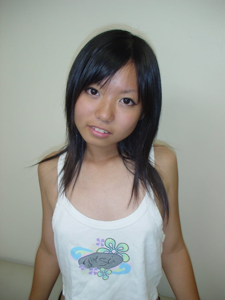 Japanische Teenager-Mädchen ausgesetzt
 #87666330