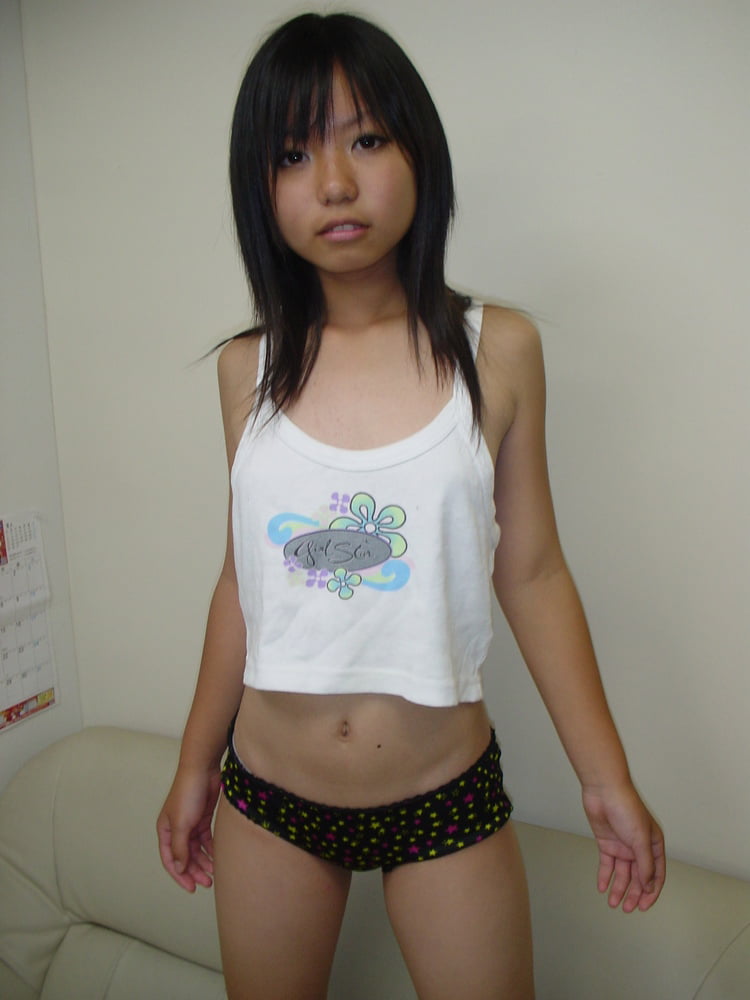 Japanische Teenager-Mädchen ausgesetzt
 #87666335