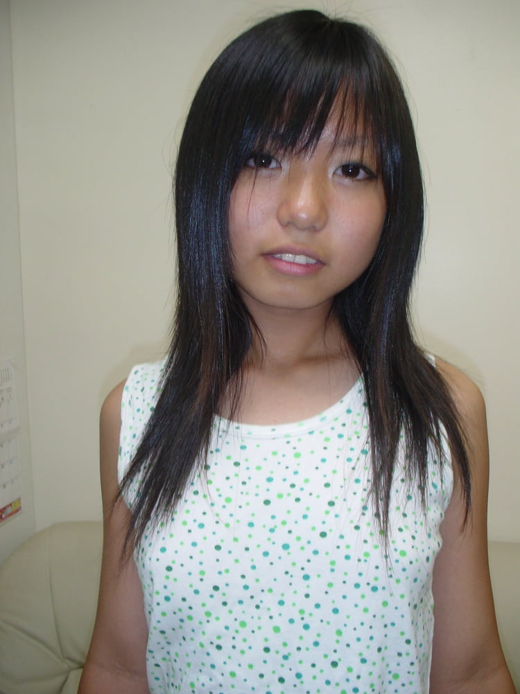 Japanische Teenager-Mädchen ausgesetzt
 #87666414