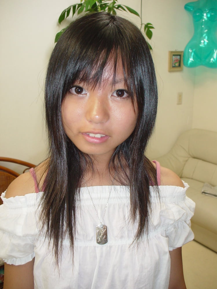 Japanische Teenager-Mädchen ausgesetzt
 #87666418