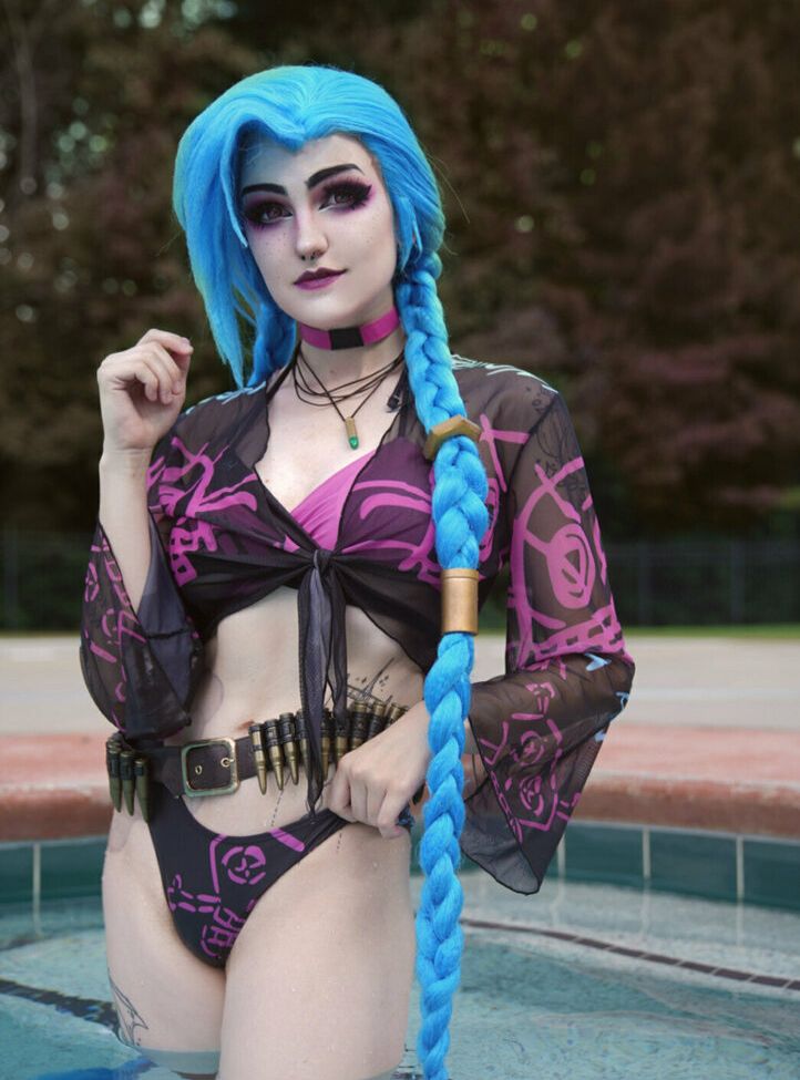 Nonbinate desnuda #108692412