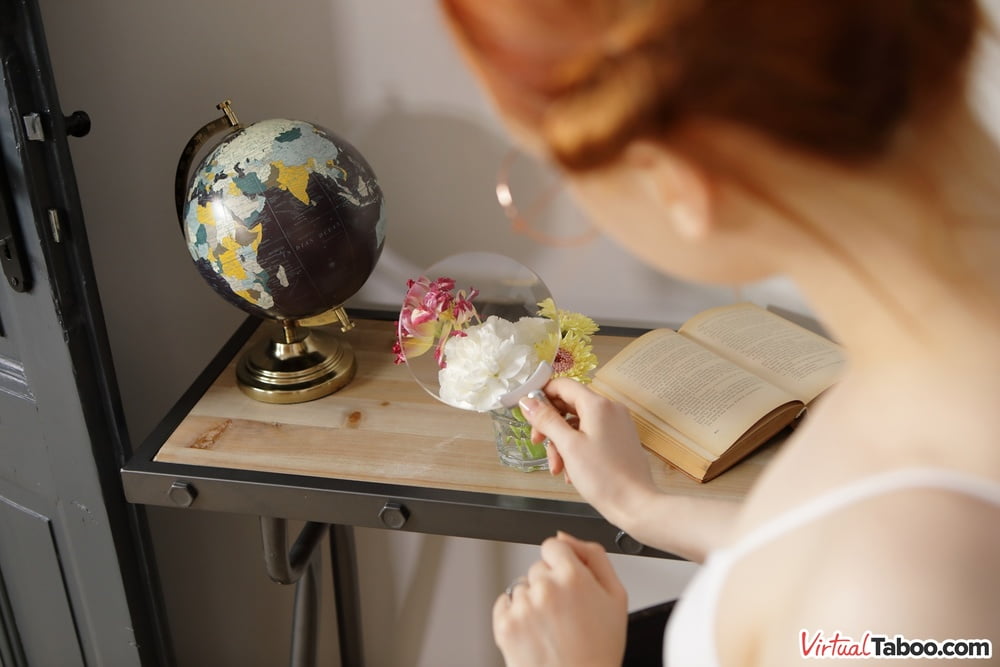 Chica ¿quieres ver mi gran madera?
 #106612039