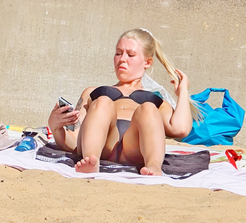 Puttana bionda svedese sulla spiaggia
 #88418260