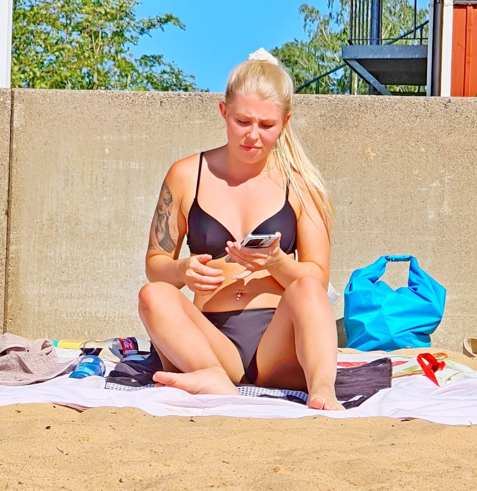 Puttana bionda svedese sulla spiaggia
 #88418278