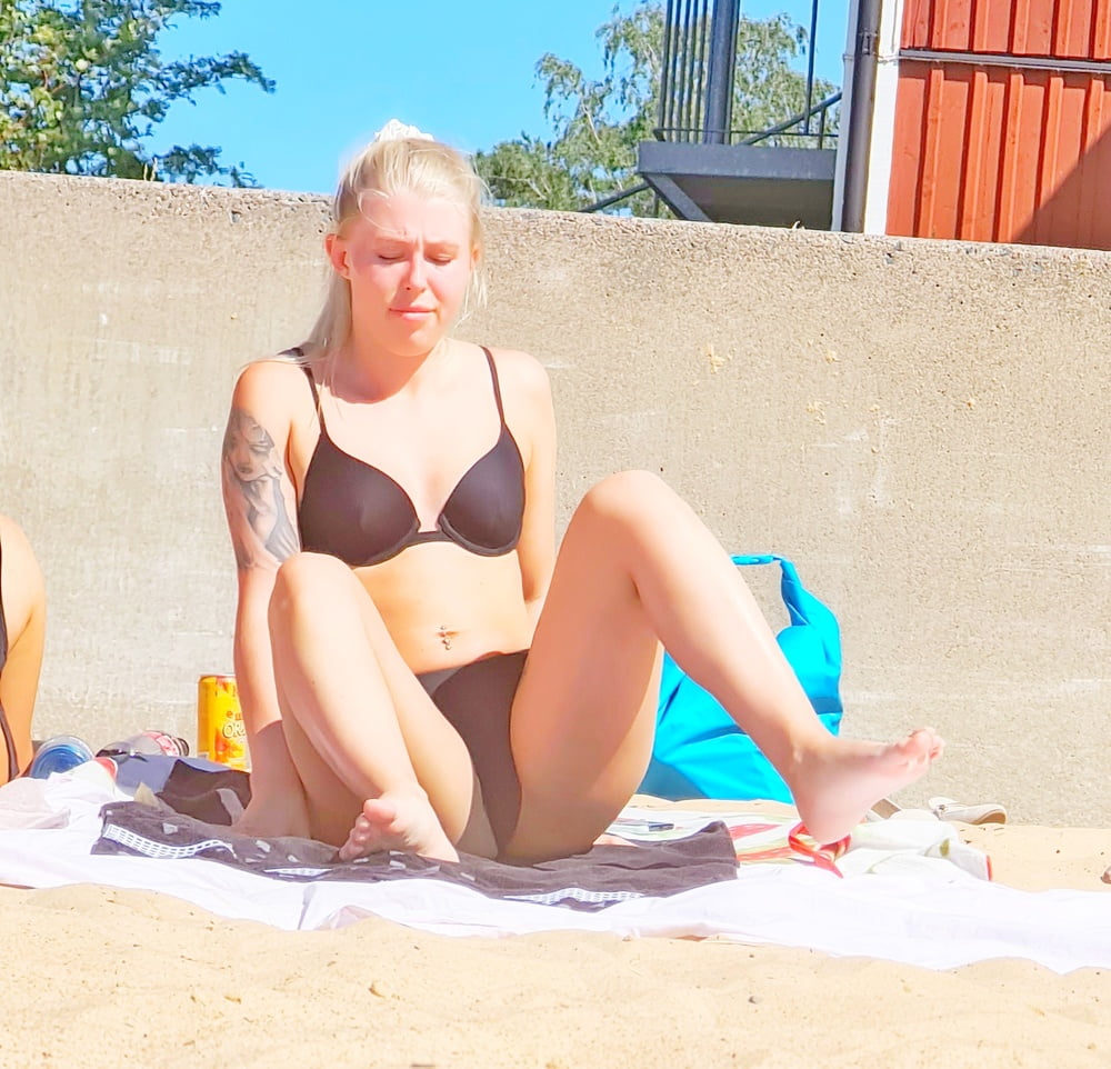 Puttana bionda svedese sulla spiaggia
 #88418339