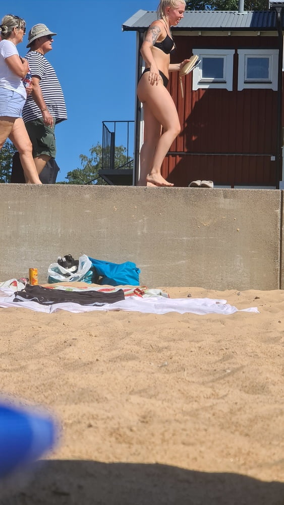 Puttana bionda svedese sulla spiaggia
 #88418353