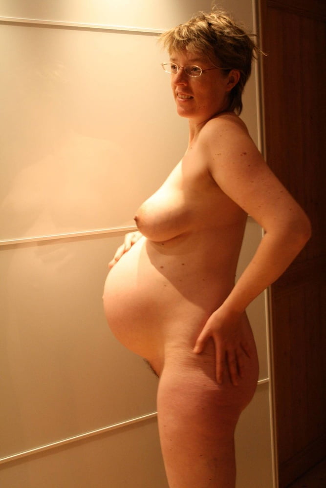 Beauté à l'intérieur : femmes enceintes sexy 2
 #100757624
