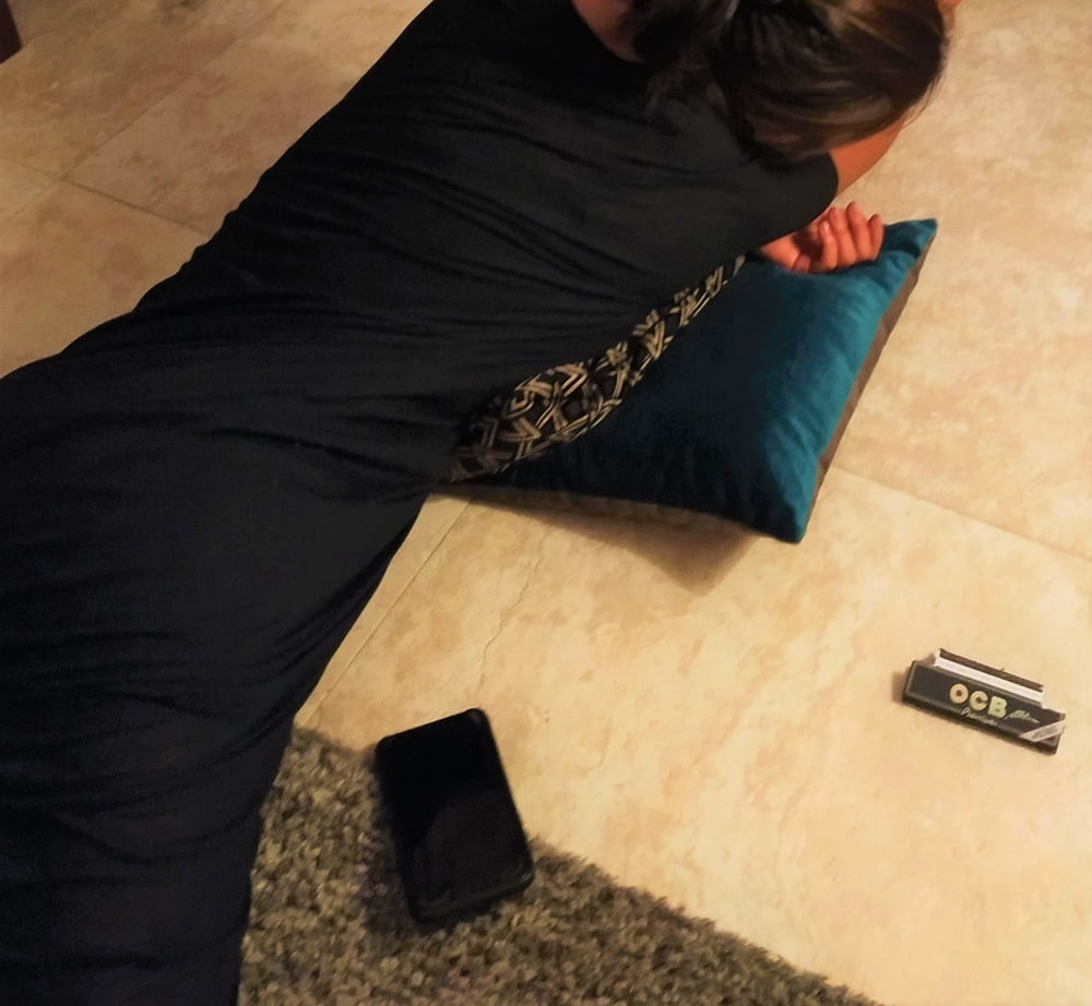 Una ragazza cinese stanca dopo aver bevuto e fumato
 #94205305