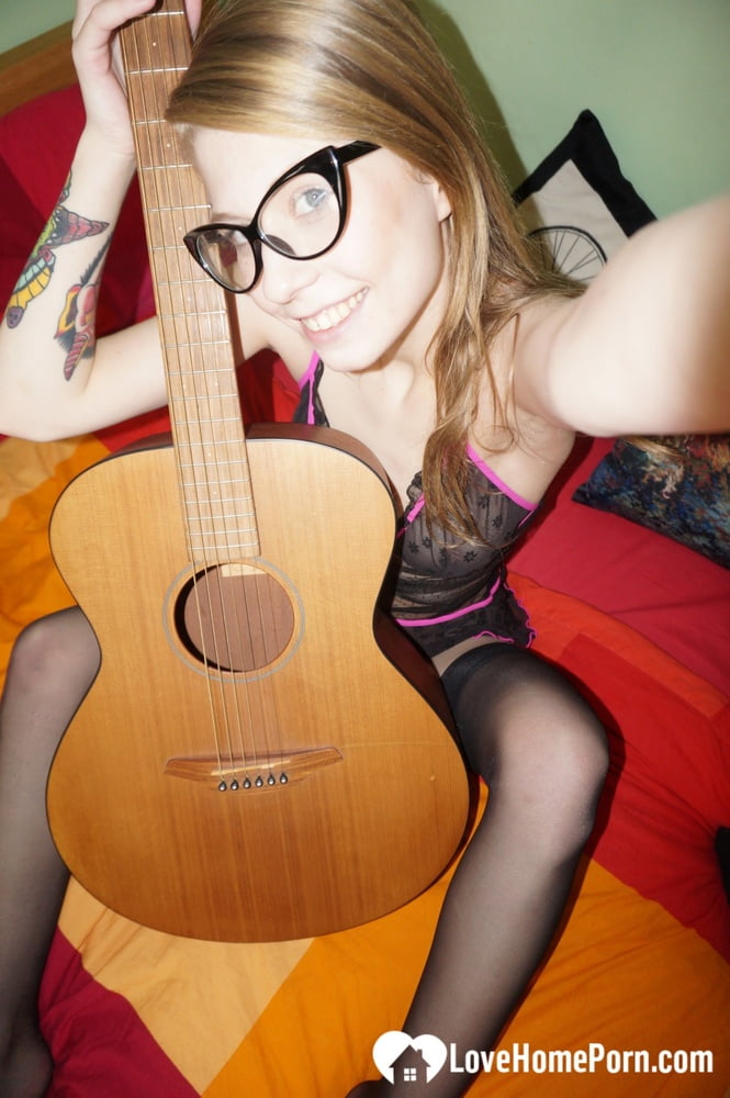Chitarrista nerd carino che posa in qualche lingerie
 #106745228