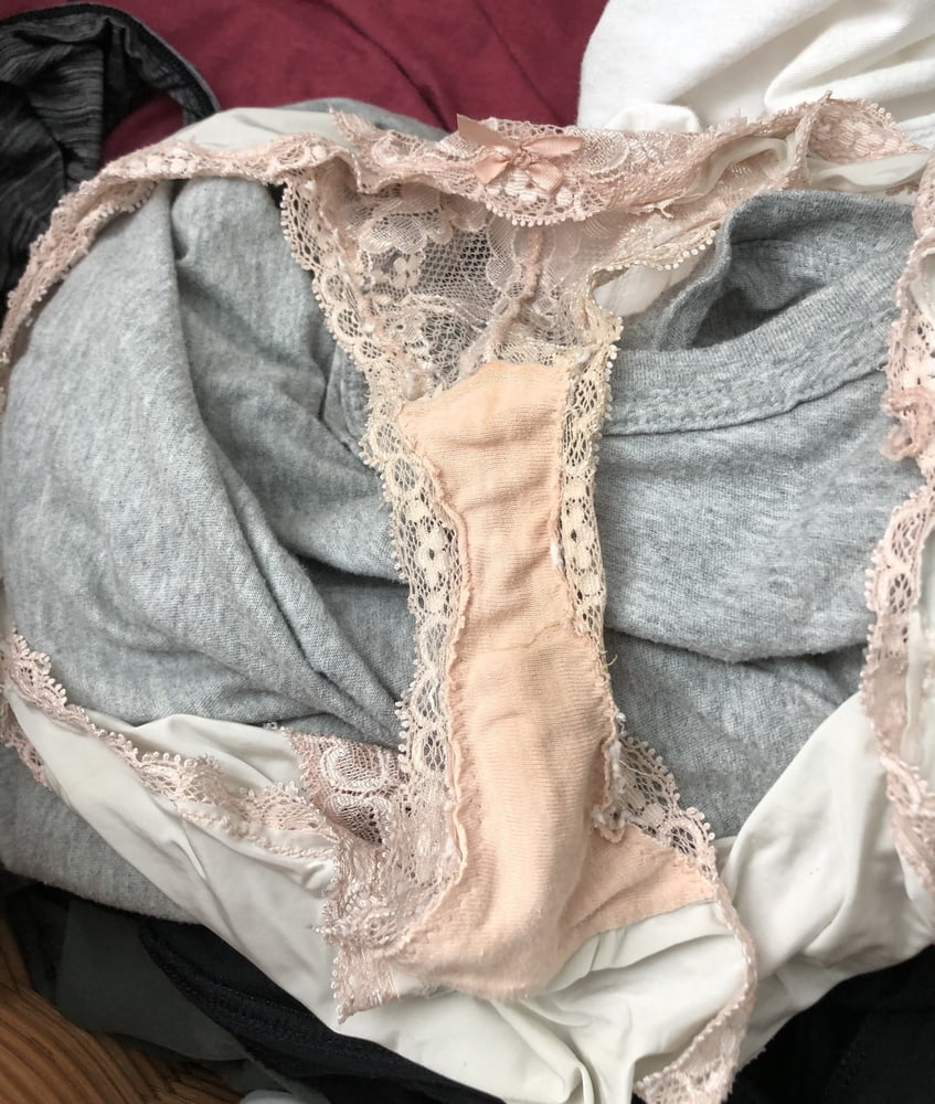 Il suo pigiama, vestito, mutandine e reggiseno
 #93786162