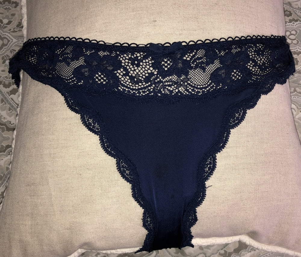 Il suo pigiama, vestito, mutandine e reggiseno
 #93786224