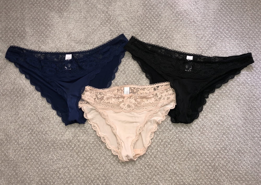 Il suo pigiama, vestito, mutandine e reggiseno
 #93786231