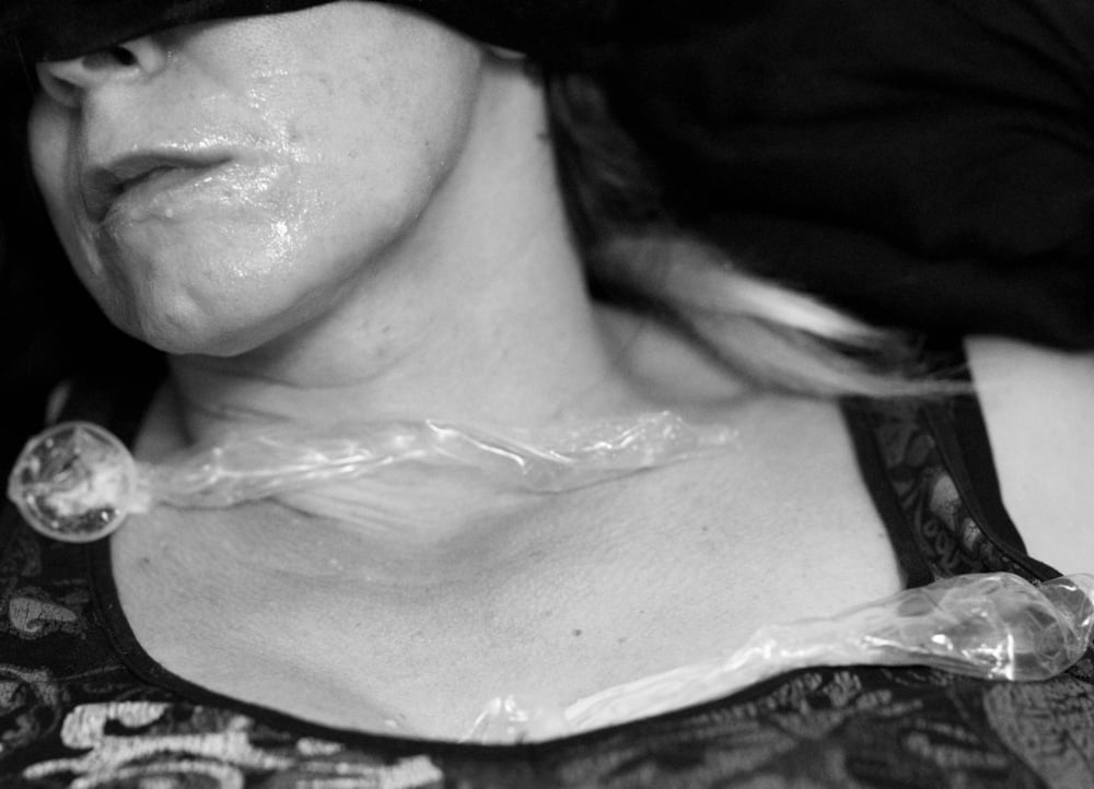 Schlampe Frau Amateur bukkake saugen cum Gesicht blowbang Kondom essen
 #106620255