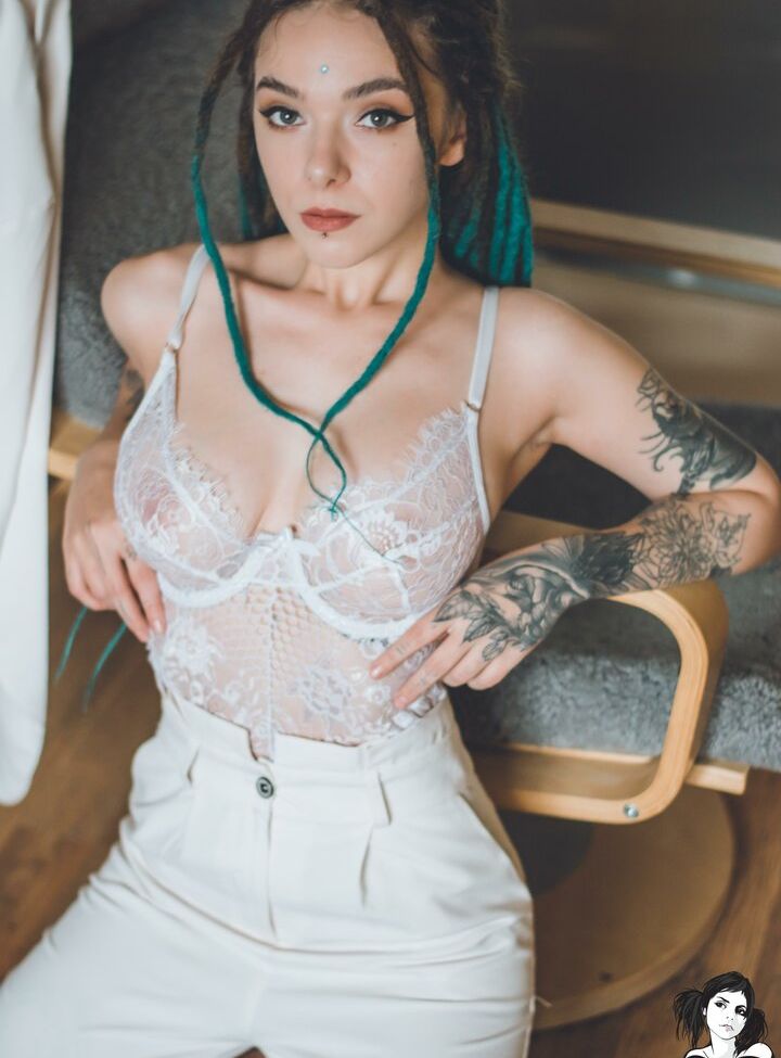 Aliceverner desnuda #108132851