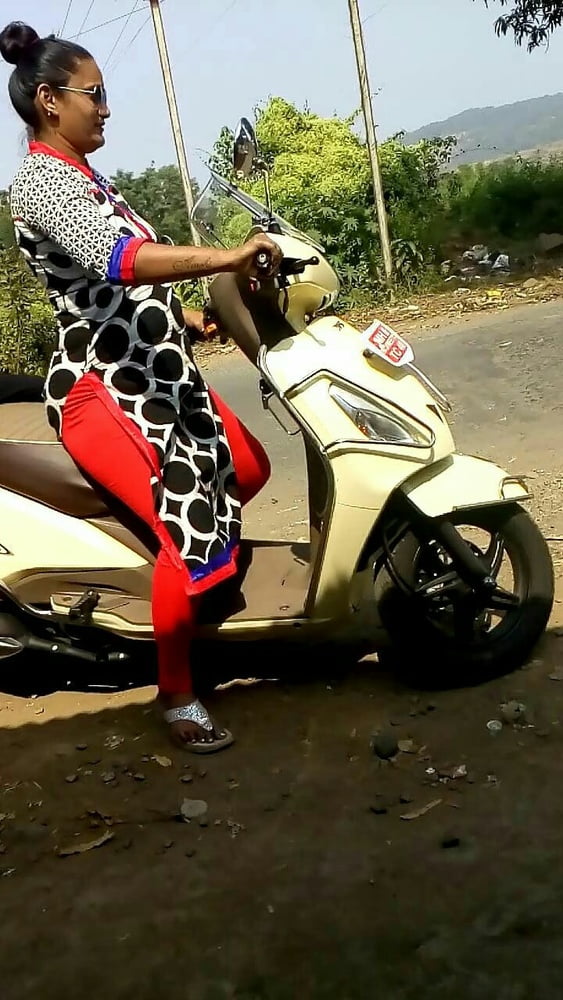 Sexy indische Damen Arsch und Oberschenkel
 #104964914