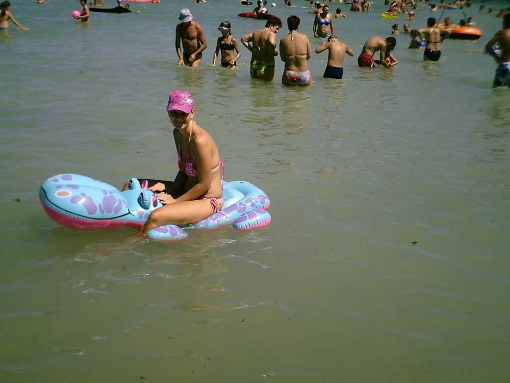 Foto amatoriali nude - ragazza tettona in topless sulla spiaggia
 #96795081