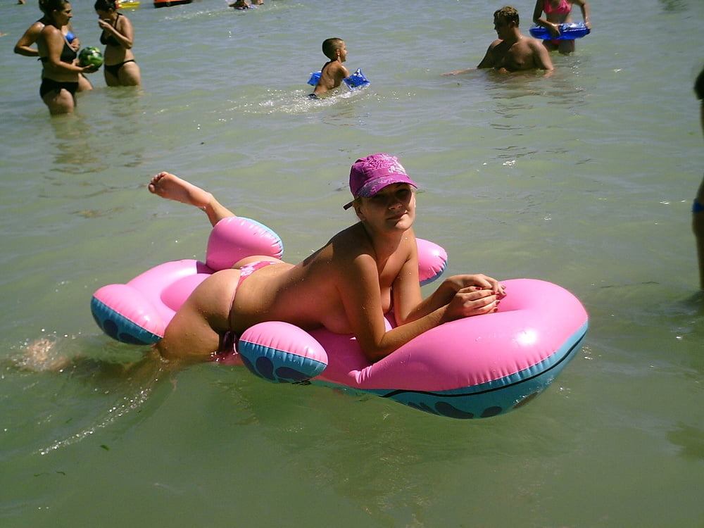 Foto amatoriali nude - ragazza tettona in topless sulla spiaggia
 #96795112